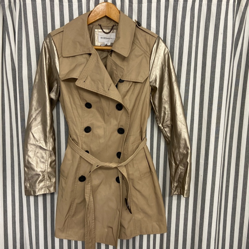 Raincoat trenchcoat design with belt metallic arms
